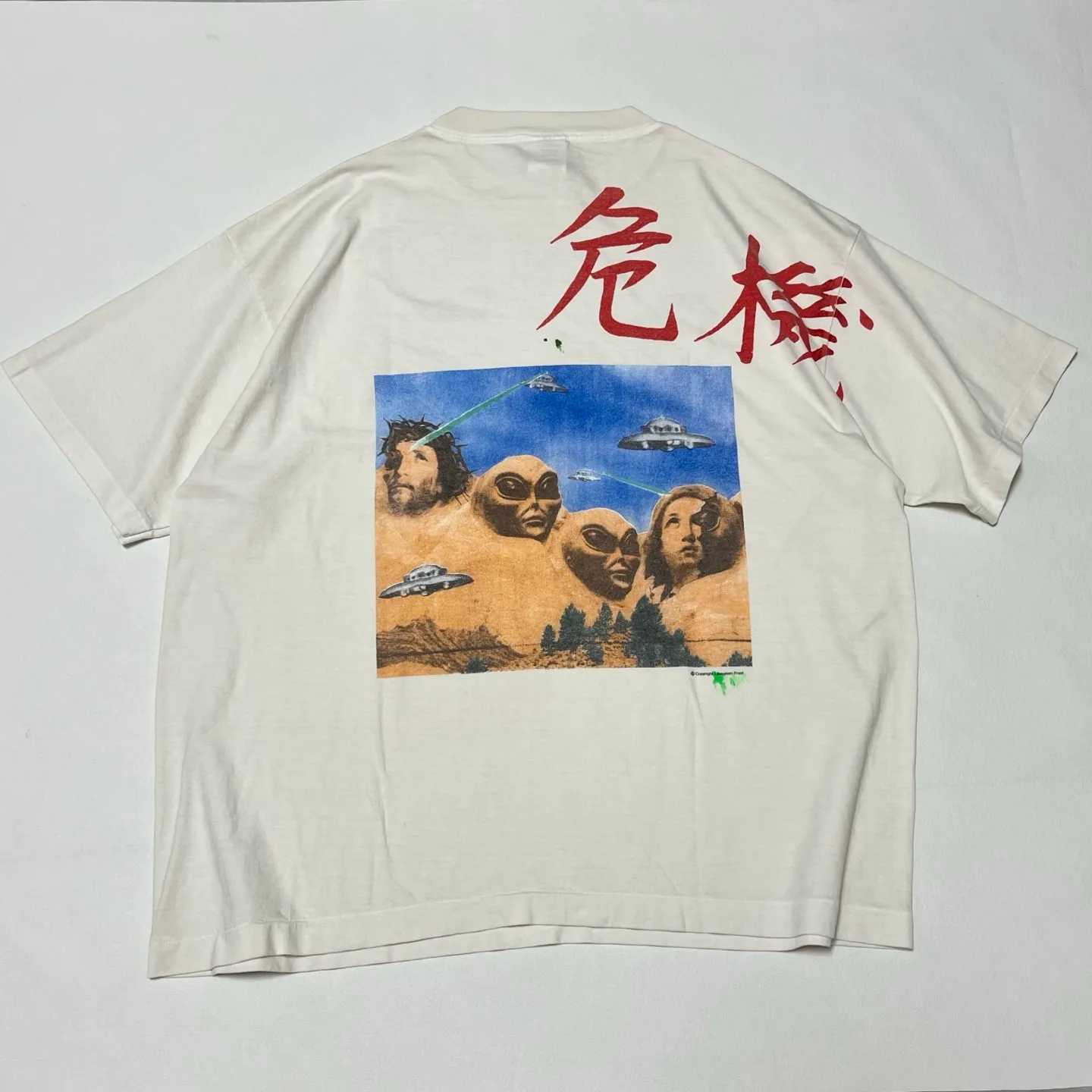 SAINT Mxxxxxx × Sean Wotherspoon SW_SS TEE/KIKI/WHT Alien Crisis/Alien President Mountain TEE Off-white S-XL Super handsome co-branded alien print design Ultra-difficult printing restoration High printing difficulty The word 'Crisis' is printed on the body and sleeve bones Correct version Customized SW co-branded accessories/cylindrical side seam fabric Enzyme heavy washing water distressing Handmade garments with graffiti and ink splashing